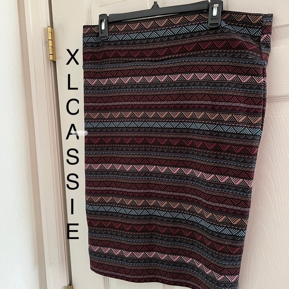 EUC XL LULAROE CASSIE - Picture 1 of 1